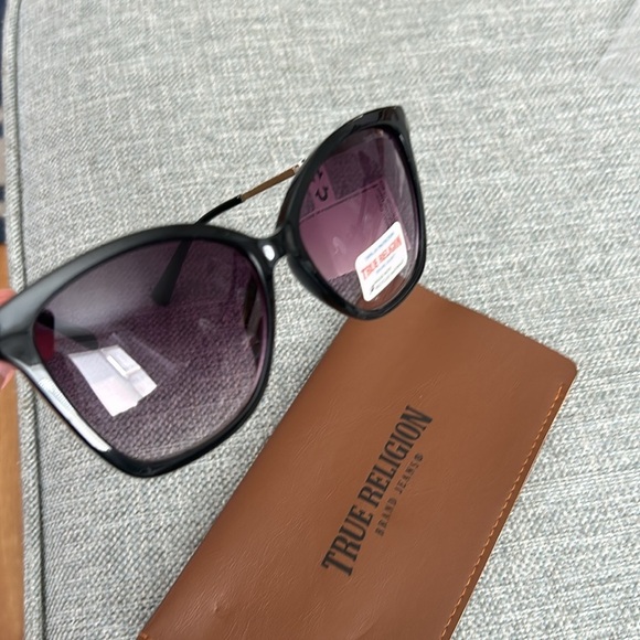 TRUE RELIGION Cat Eye Oversized  Sunglasses - Picture 9 of 9